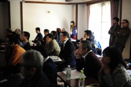 ＡＧＡＴＡ講演を聞く千村さん作品_DSC5192 (1).JPG